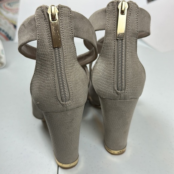 Aldo Woman’s Heels 8.5 Block Heel 4” Gold Detail Zipper Closure Taupe Suede - Picture 4 of 7